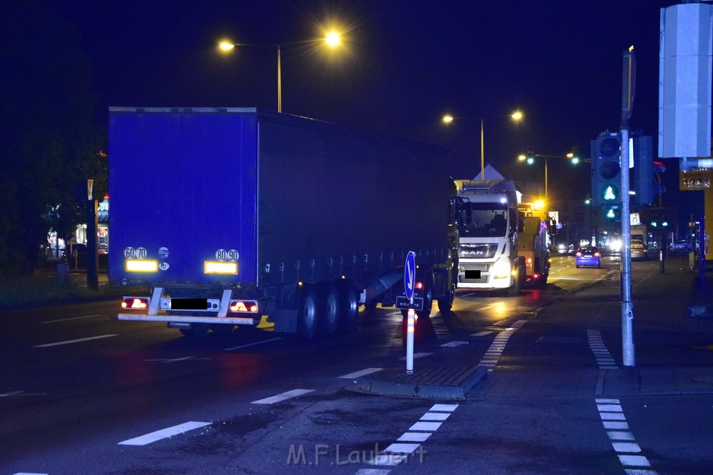 LKW Verfolgung A 3 Rich Oberhausen gestellt mit Nagelbrett Hoehe AS Koeln Dellbrueck P93.JPG - Miklos Laubert